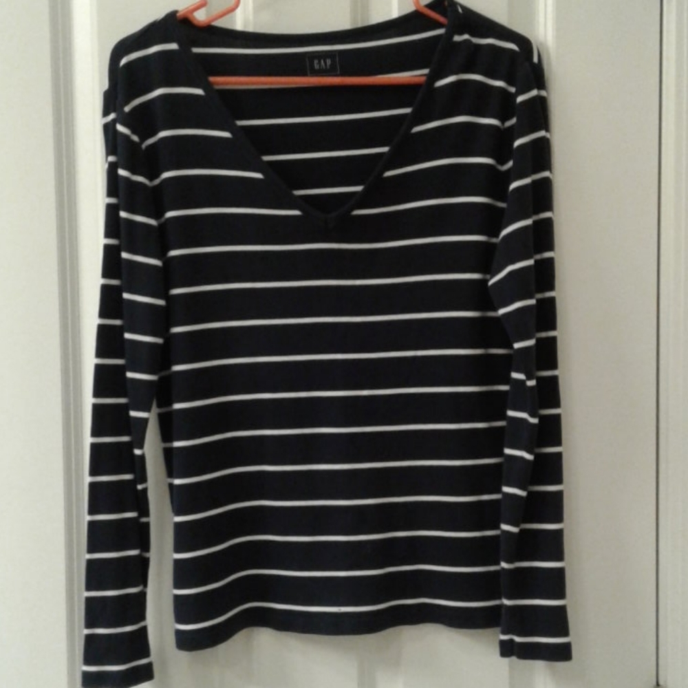 GAP long sleeve v-neck top